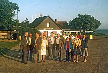 Venter på bussen. Fv. Jørgen Madsen, Knud, Tage fra 'Siesta', Tove fra Stihusvej 9, Vagn fra Stihusvej 9, Olga Jacobsen og Grete fra Siesta. 1973 Venter på bussen. Fv. Jørgen Madsen, Knud, Tage fra 'Siesta', Tove fra Stihusvej 9, Vagn fra Stihusvej 9, Olga Jacobsen og Grete fra Siesta. 1973